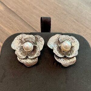 𝅺FLOWER with faux pearls post earrings